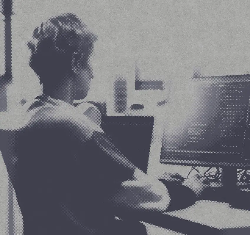 Un développeur travaillant à son bureau